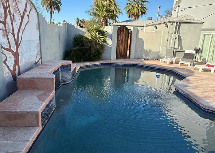 Emerald Loft Swimming Pool Kitchen Dwntwn